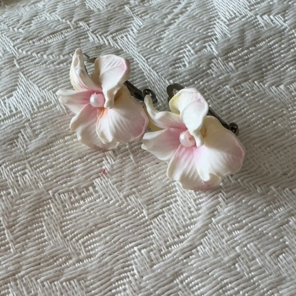 Vintage 1960’s Flower Earrings Hawaiian Tiki Pink Clip Ons with Pearl Center